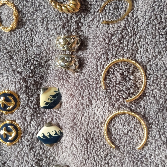 🔥3/$10 Lot of 14 sets of Vintage earrings - Picture 5 of 8
